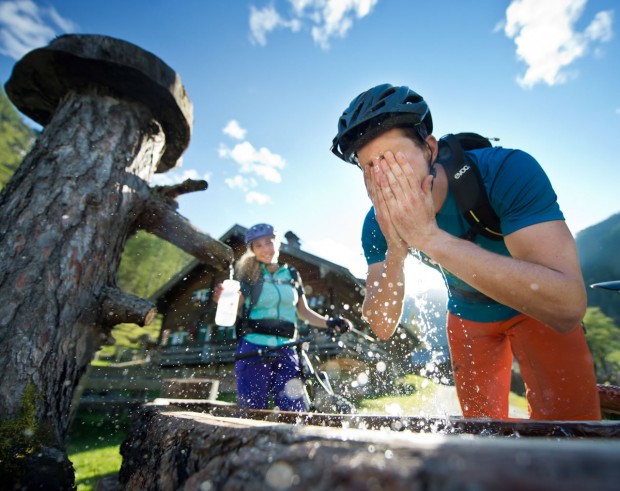 Erfrischung am Brunnen nach Bike-Tour © Flachau Tourismus